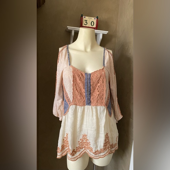 BKE Gimmicks Lace Cold Shoulder Open Back Henley boho women’s size S - Picture 2 of 15